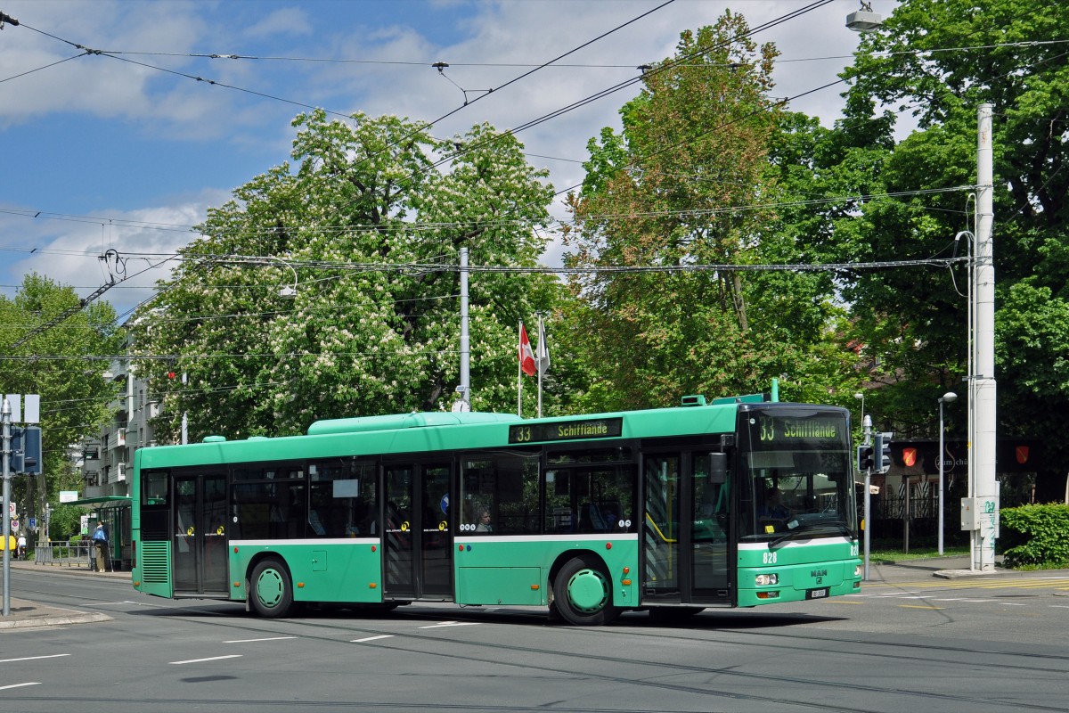 MAN Bus 828 auf der Linie 33 verlässt die Haltestelle Schützenhaus. Die Aufnahme stammt vom 07.05.2015.