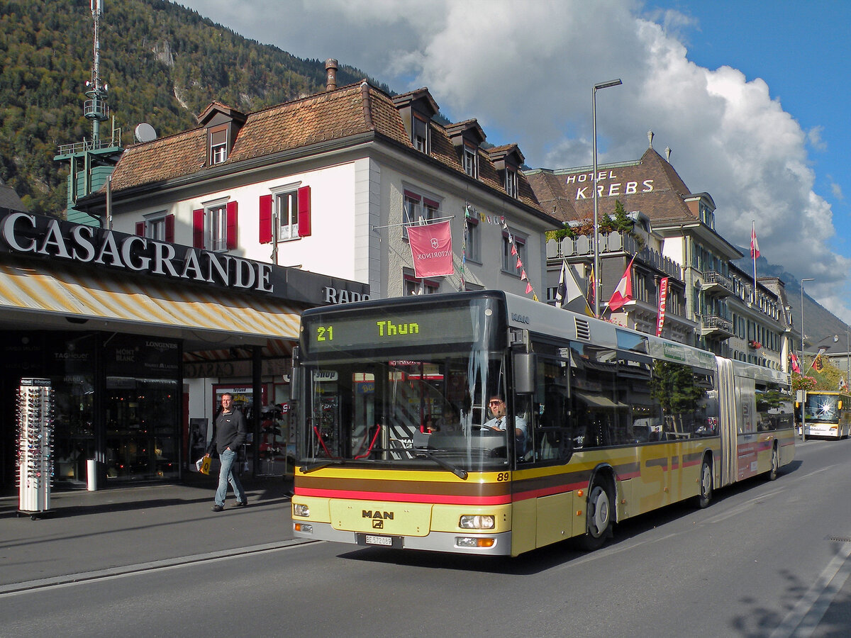 MAN Bus 89, auf der Linie 21, fährt am 13.10.2011 Richtung Bahnhof Interlaken West.