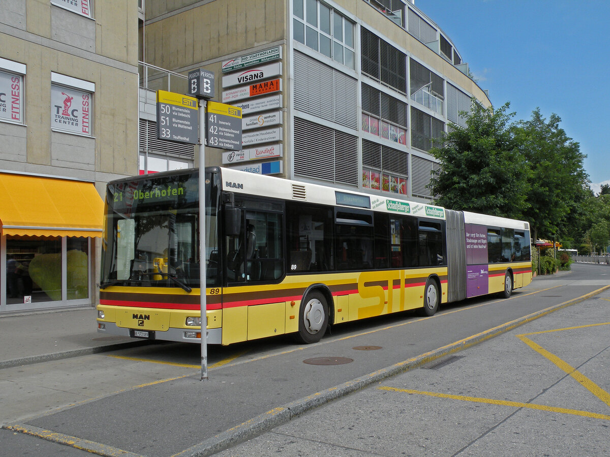 MAN Bus 89, auf der Linie 21, wartet am 04.08.2012 an der Endstation beim Bahnhof Thun.