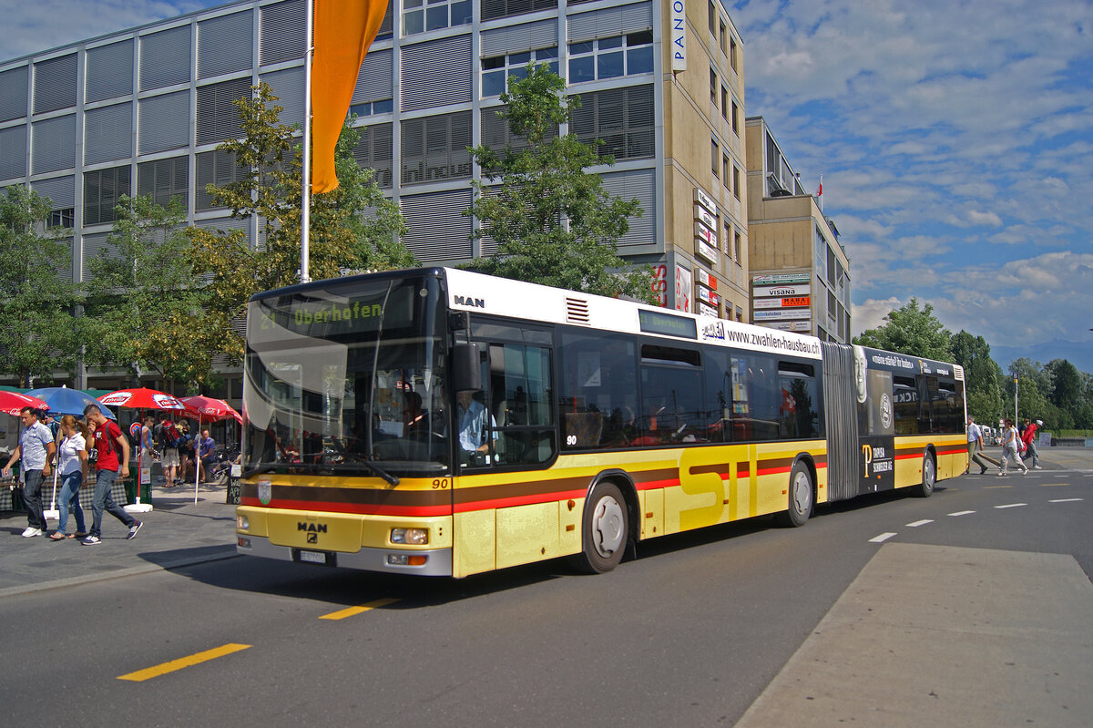 MAN Bus 90, auf der Linie 21, verlässt am 04.08.2012 die Haltestelle beim Bahnhof Thun.