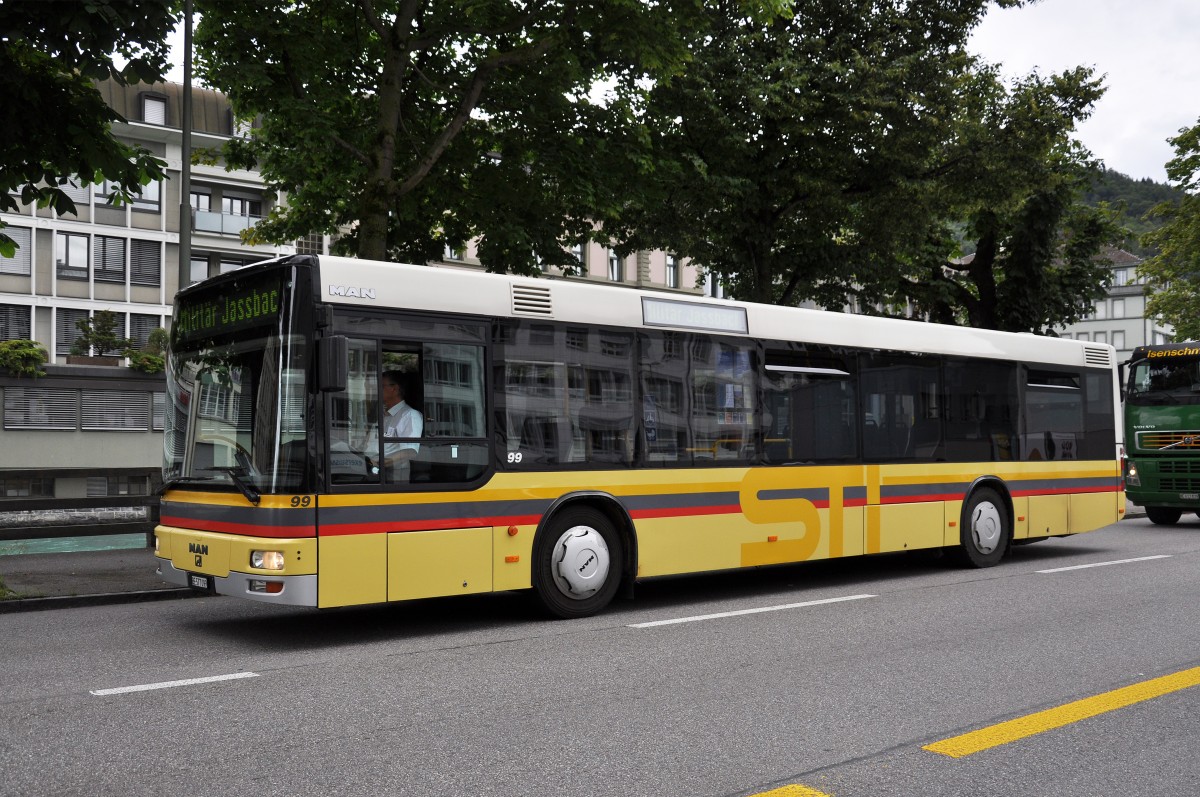 MAN Bus 99 mit einem Einsatz als Militär Truppentransporter bei der Aarestrasse in Thun. Die Aufnahme stammt vom 29.07.2014.