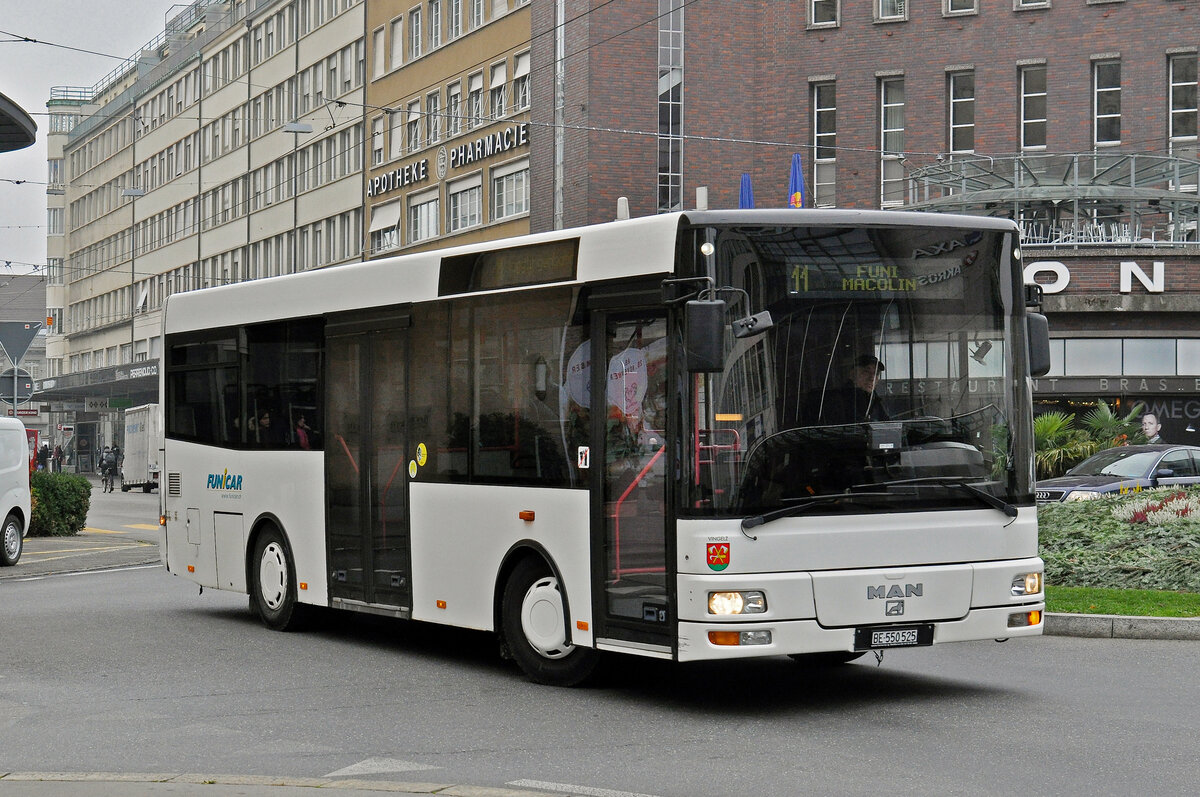 MAN Bus von Funicar, auf der Linie 11, fährt am 05.11.2015 zur Haltestelle Guisanplatz.