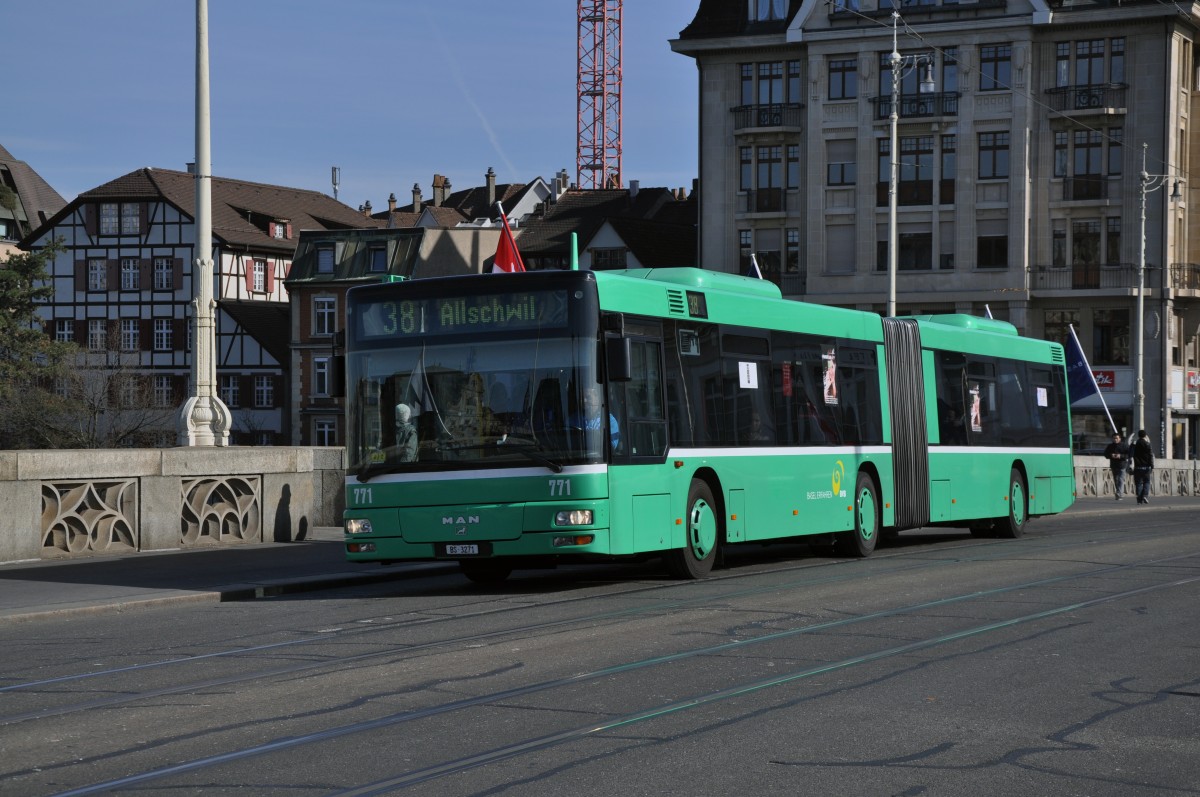 MAN Bus mit der Betriebsnummer 771 auf der Linie 38 bei der Mittleren Rheinbrücke. Die Aufnahme stammt vom 18.03.2014.