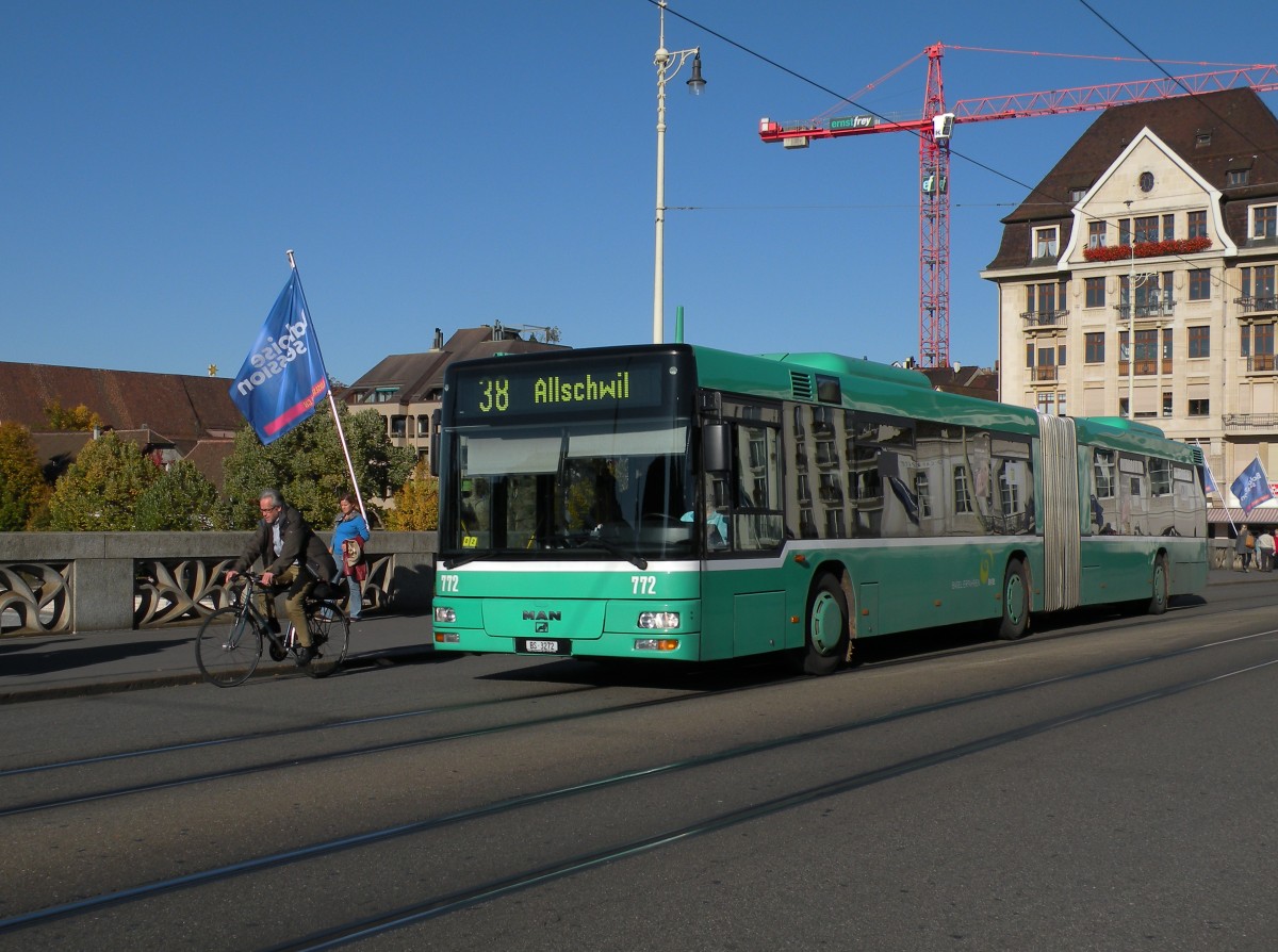 MAN Bus mit der Betriebsnummer 772 auf der Linie 38 berquert die Mittlere Rheinbrcke. Die Aufnahme stammt vom 24.10.2013.