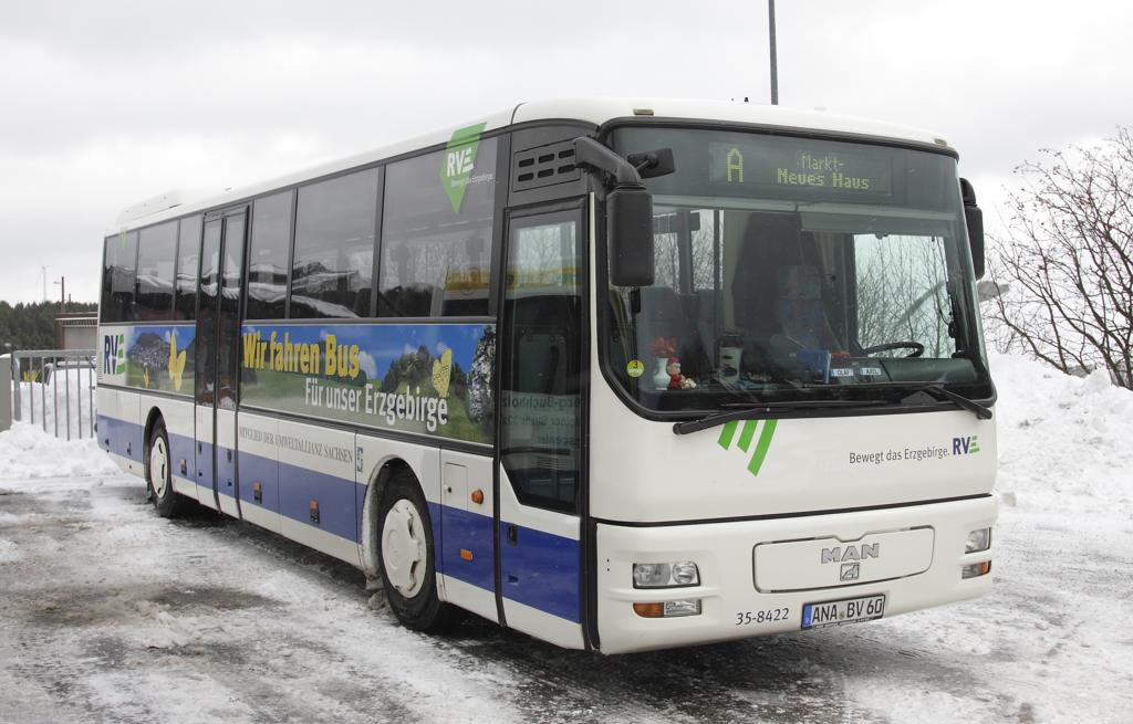 MAN Linienbus der RVE = Regionalverkehr Erzgebirge GmbH, Sitz in Annaberg-Buchholz.
Dieser Bus stand am 6.12.2013 am Bahnhof der Schmalspurbahn in Oberwiesenthal.