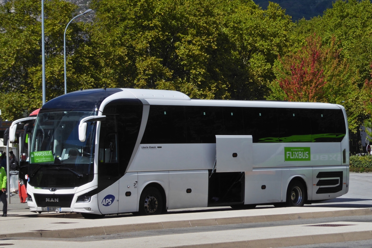 MAN Lion’s Coach von APS; unterwegs für Flixbus hat den Busbahnhof von Grenoble soeben angefahren. 09.2022 