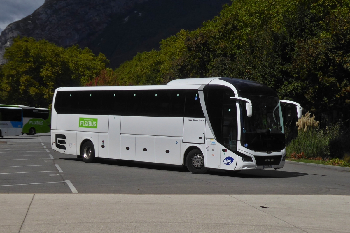 MAN Lion’s Coach, im Dienste von Flixbus, verlässt den Busbahnhof von Grenoble. 09.2022