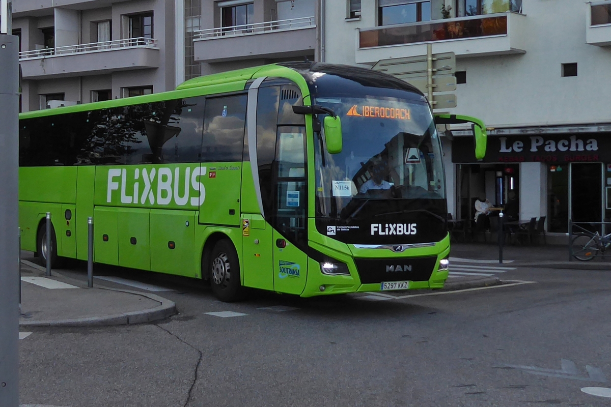 MAN Lion’s Coach von Flixbus, hat soeben den Busbahnhof in Annecy verlassen, aufgefallen ist mir hier an mehreren Bussen dieses Typs, die Hebebhne fr Rollstuhlfahrer. 09.2022