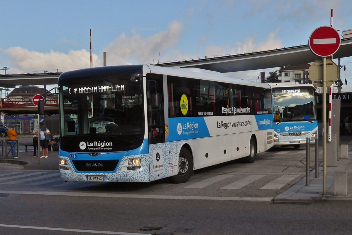 MAN Lion’s Intercity verlsst den Busbahnhof von Annecy, der Motor diese Busses wird mit Biodiesel betrieben. 09.2022