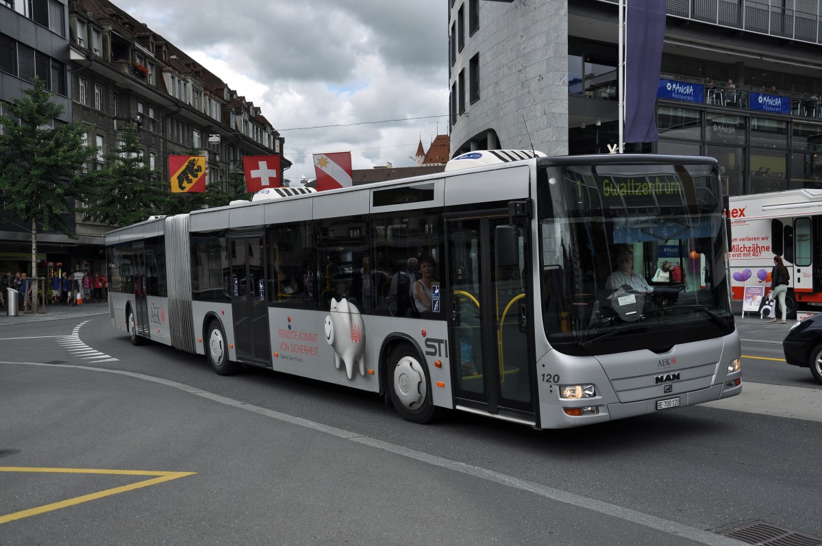 MAN Lions City 120 mit der AEK Werbung auf der Linie 1 am Bahnhof Thun. Die Aufnahme stammt vom 29.07.2014.