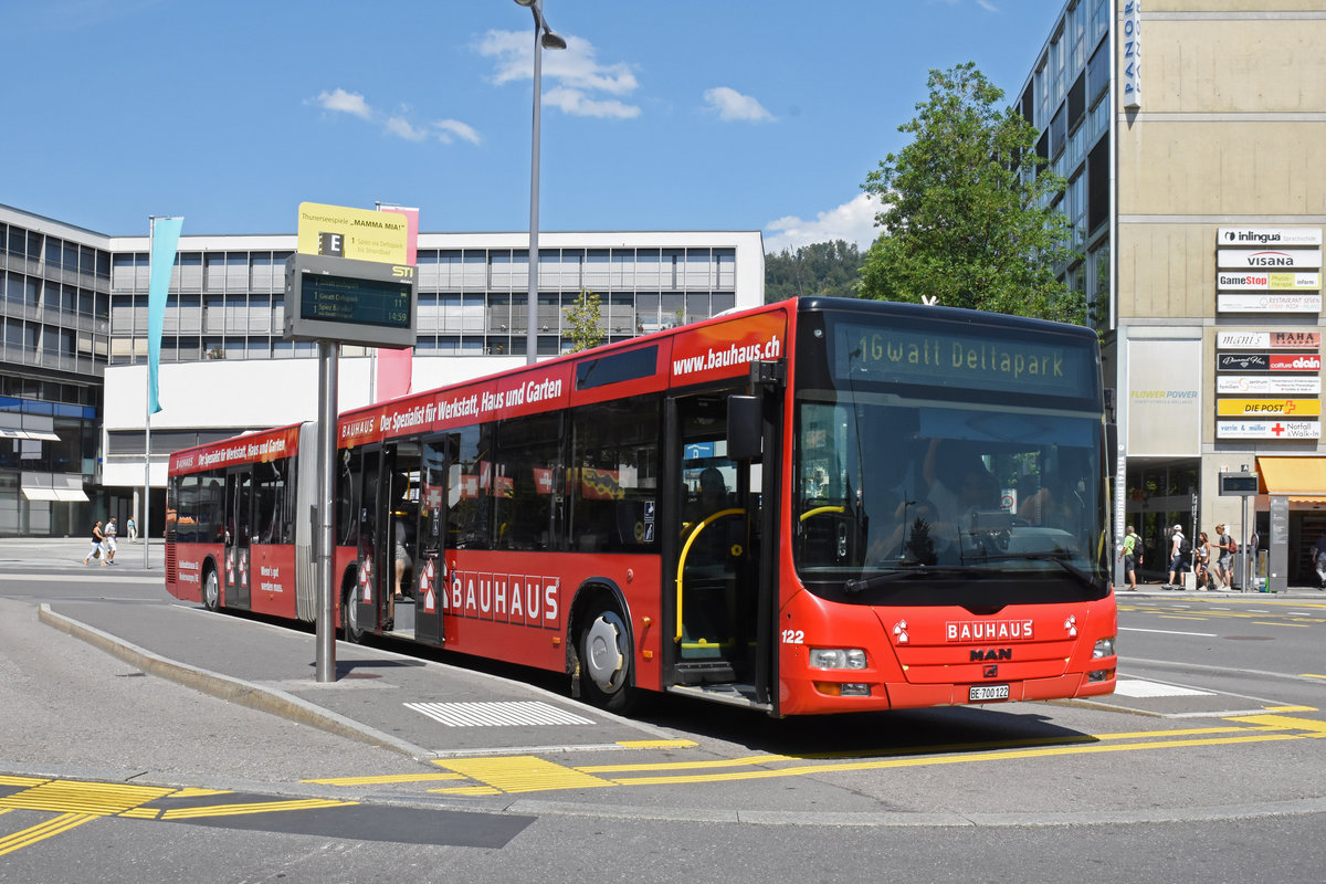 MAN Lions City 122 mit der Bauhaus Werbung, auf der Linie 1, wartet an der Haltestelle beim Bahnhof Thun. Die Aufnahme stammt vom 30.07.2018.