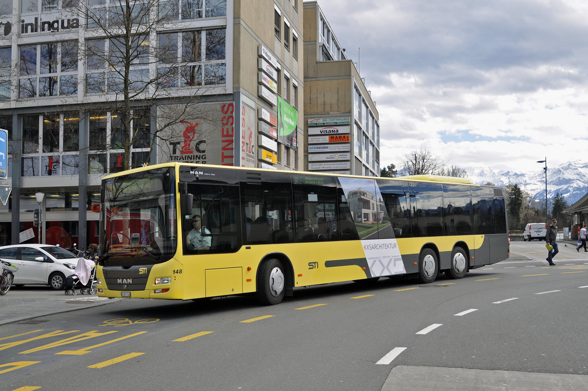 MAN Lions City 148, auf der Linie 32 verlässt die Haltestelle beim Bahnhof Thun. Die Aufnahme stammt vom 30.03.2016.