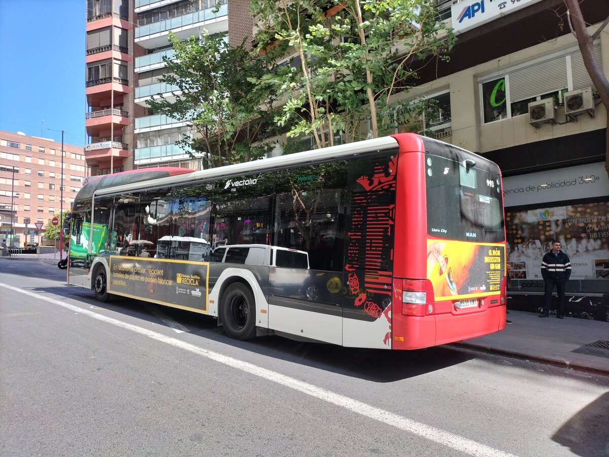 MAN Lion's City A37 Hybrid, Wagen 993, Baujahr 2019, Firma Masatusa, wartet an der Haltestelle Mercado - Rambla in Alicante am 14.03.2023. Die Typenbezeichnung A3x steht für MAN-Linienbusse mit stehendem Motor.