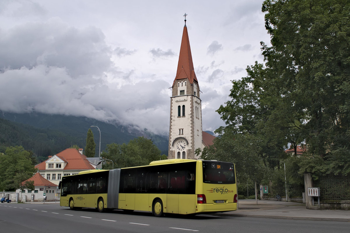 MAN Lion's City Bus Nr. 260 der Innbus Regionalverkehr, einer Tochtergesellschaft der Innsbrucker Verkehrsbetriebe, fhrt als Linie 504 an der Haltestelle Martin-Luther-Platz/HAK vorbei. Aufgenommen 25.6.2017.