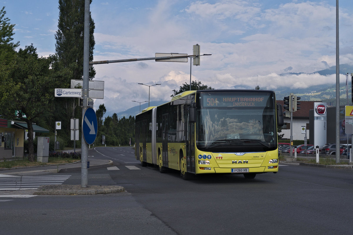 MAN Lion's City Bus Nr. 260 der Innbus Regionalverkehr, einer Tochtergesellschaft der Innsbrucker Verkehrsbetriebe, fhrt als Linie 504 an der Haltestelle Rum Abzw. Gartenweg vorbei. Aufgenommen 25.6.2017.