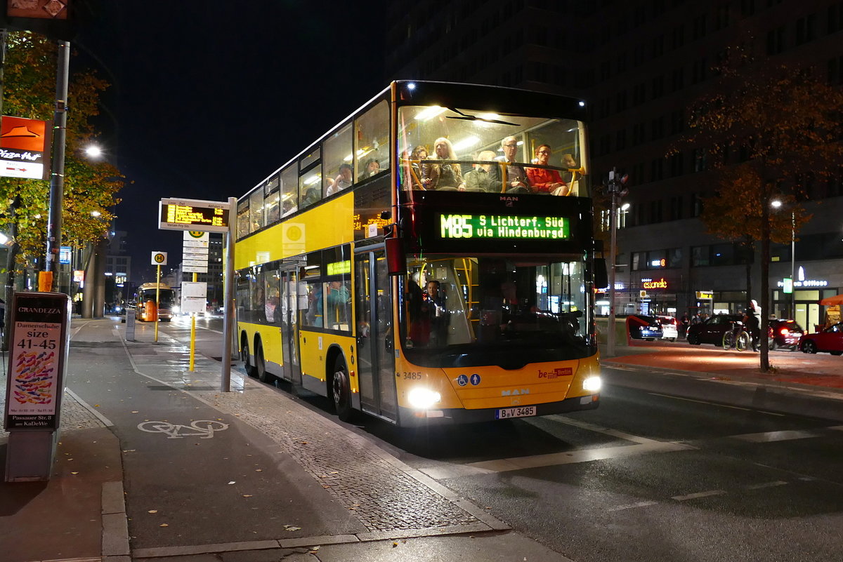 MAN Lion's City DD der BVG, B -V 3485, hier auf der Linie M85 in Berlin /nahe Potsdamer Platz im Oktober 2018.