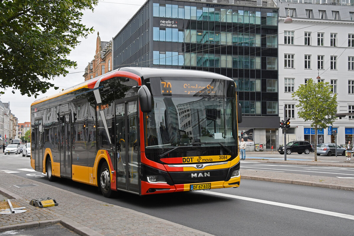 MAN Lions City Elektrobus 3084, auf der Linie 7A fährt am 27.06.2023 durch die Vesterbrogade.