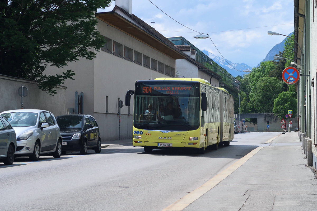 MAN Lion's City der Innbus Regionalverkehr GmbH, einer Tochtergesellschaft der Innnsbrucker Verkehrsbetriebe, Bus Nr. 263, ist als Linie 504 baustellenbedingt über die Kapuzinergasse umgeleitet. Aufgenommen 10.5.2018.