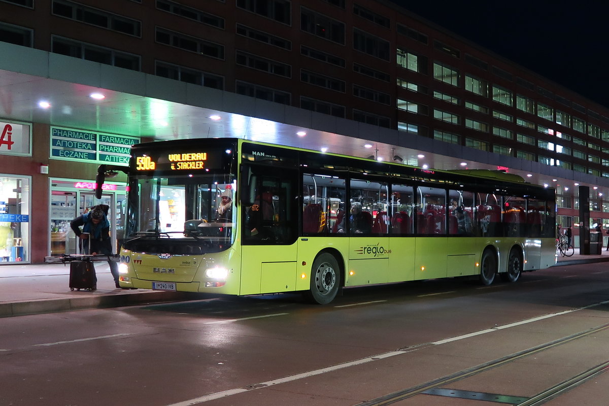 MAN Lion's City der innbus, einer Tochtergesellschaft der Innsbrucker Verkehrsbetriebe, wartet als Linie 590a am Hauptbahnhof auf Abfahrt. Aufgeonmmen 26.2.2017.