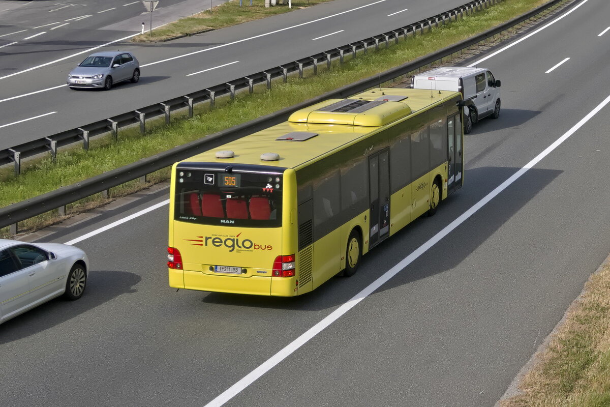 MAN Lion's City von Innbus/Innsbrucker Verkehrsbetriebe (Bus 211) als Linie 505 auf der A12 
Inntalautobahn auf Höhe Raststation Ampaß. Aufgenommen 20.6.2023.