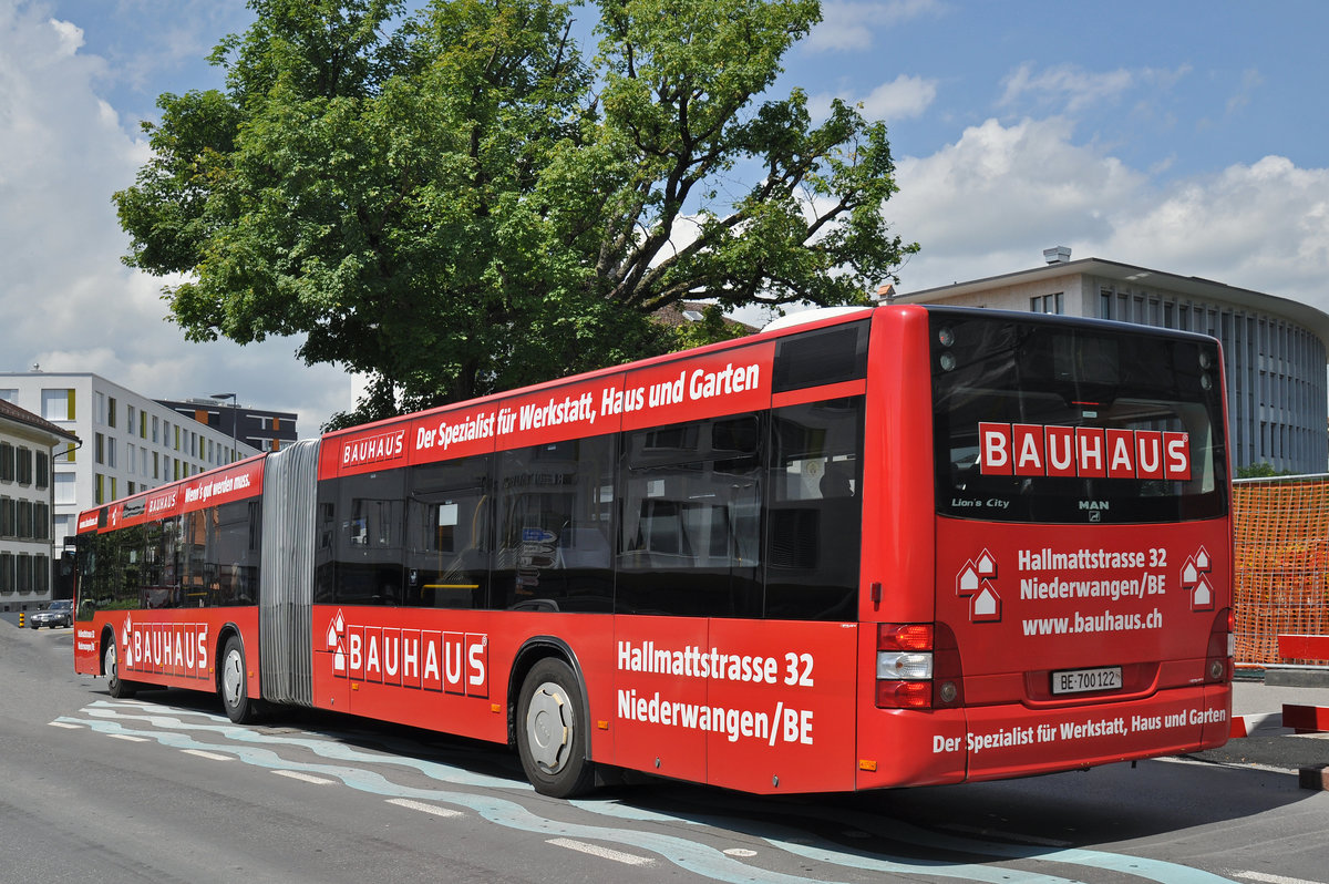 MAN Lions City, mit einer Werbung für den Bauhaus Center, fährt Richtung Bahnhof Thun. Die Aufnahme stammt vom 28.07.2016.