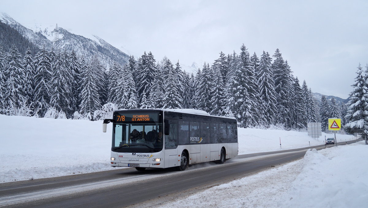 MAN Lion's City in der neuen weißen Lackierung von Postbus (BD-15103) im Schibusbetrieb auf der Linie 7/8 Richtung St. Anton am Arlberg, aufgenommen nahe St. Jakob am Arlberg auf der B 197. 16.12.2018.
