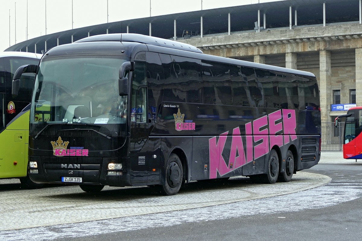 MAN Lion's Coach vom 'Reisedienst Kaiser', Grüne Woche in Berlin, Olympiastadion -Südtor im Januar 2019.