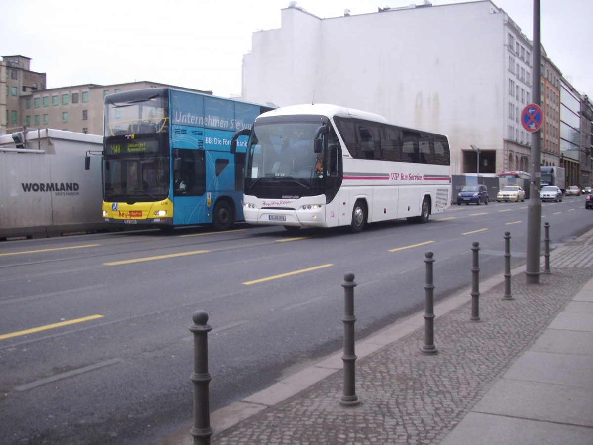 MAN Lion'sCity DD der BVG und Neoplan Tourliner vom VIP Bus Servce aus Deutschland in Berlin am 13.03.2012 