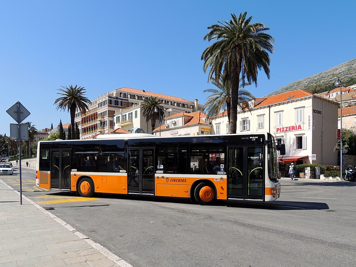 MAN Lion'sCity Nr.153, verlsst als Citybus die Haltestelle Brsalje-ul in Dubrovnik; 130425