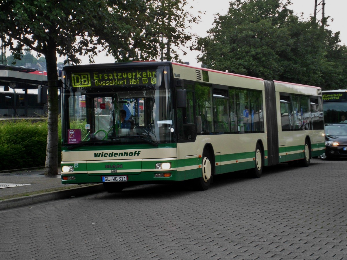 MAN Niederflurbus 2. Generation als SEV für die RE4 Richtung Düsseldorf Hauptbahnhof am S-Bahnhof Wuppertal-Oberbarmen.(12.7.2014)
