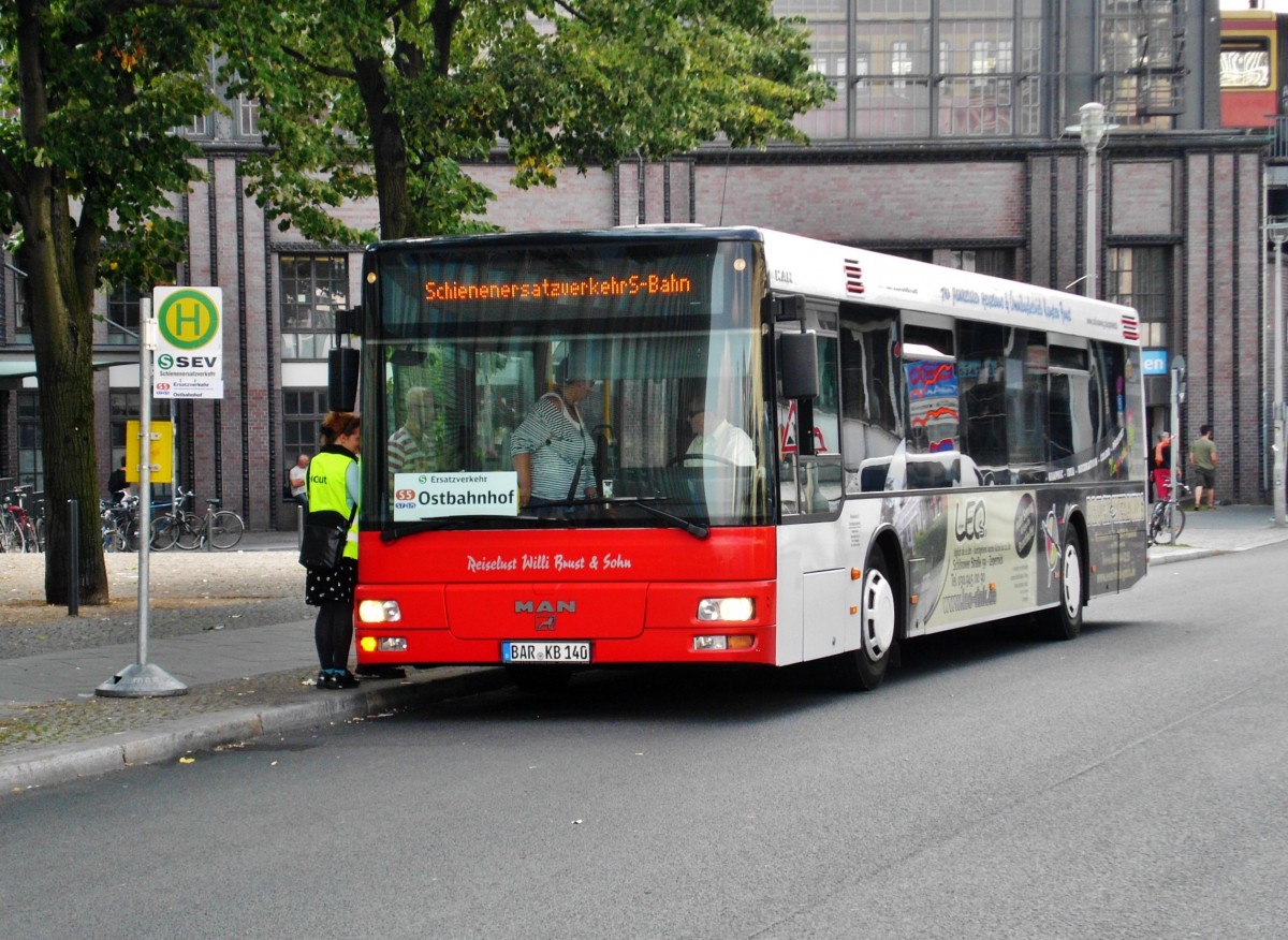 MAN Niederflurbus 2. Generation als SEV für die S-Bahnlinien 5,7 und 75 Richtung Berlin Ostbahnhof am S+U Bahnhof Berlin Friedrichstraße.(8.8.2014)
