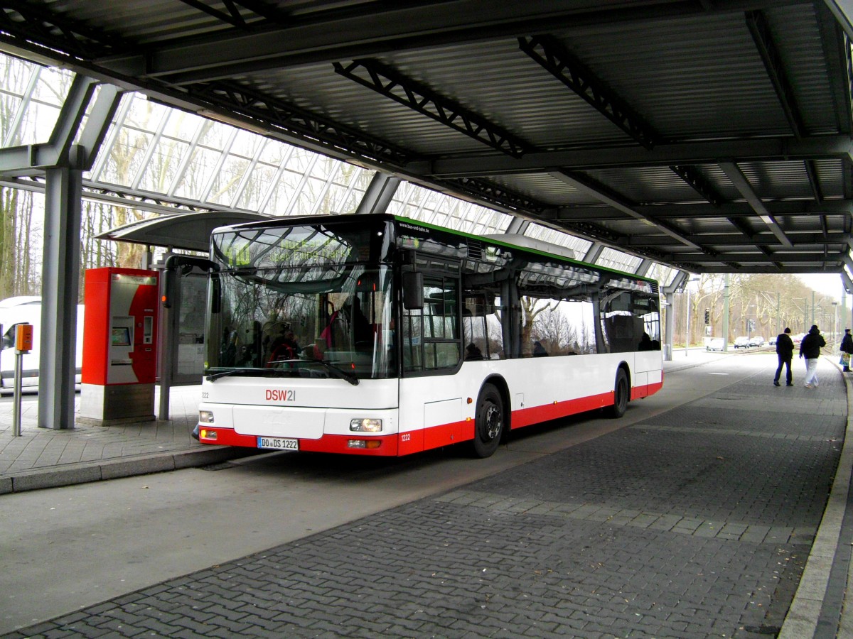 MAN Niederflurbus 2. Generation auf der Linie 410 nach Dortmund-Huckarde Bushof am U-Bahnhof Dortmund-Schulte Röding.(4.1.2014) 