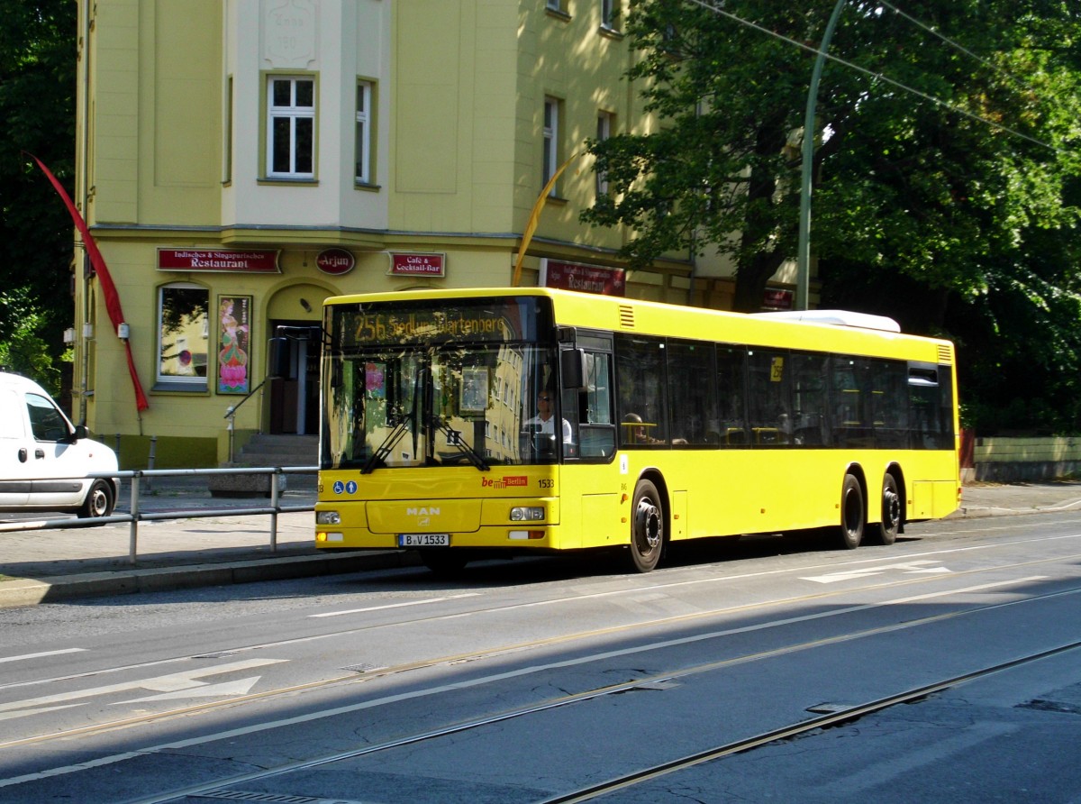 MAN Niederflurbus 2. Generation auf der Linie 256 nach Berlin Siedlung Wartenberg an der Haltestelle Berlin-Hohenschönhausen Konrad-Wolf-Straße.(26.7.2014)
