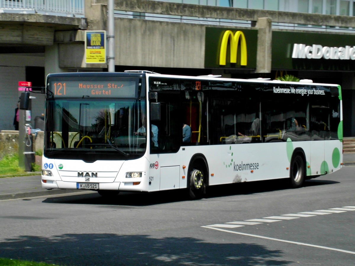MAN Niederflurbus 3. Generation (Lion's City) auf der Linie 121 nach Köln-Mauenheim Neusser Straße/Gürtel am S+U Bahnhof Köln-Chorweiler.(11.6.2014)
