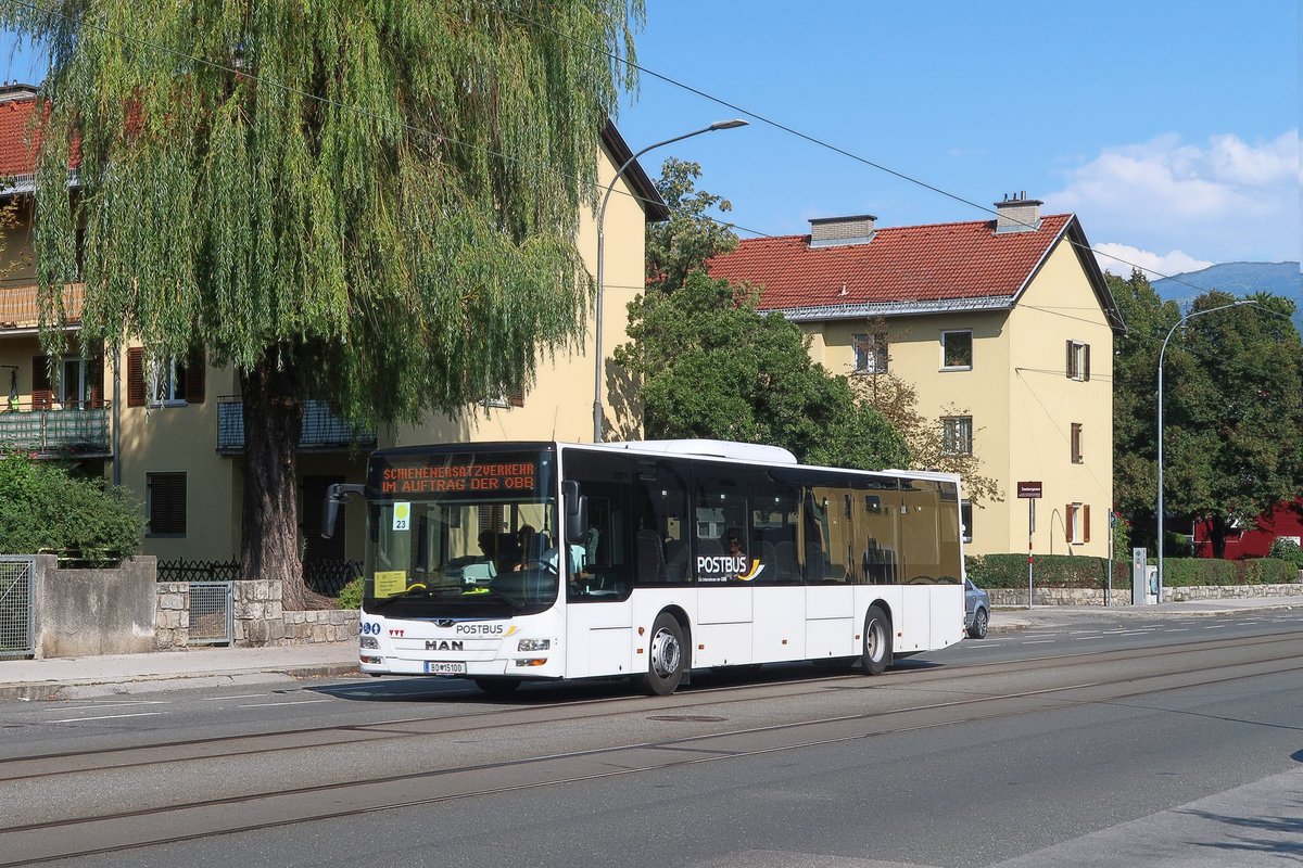 MAN Niederflurbus 3. Generation (Lion's City) von Postbus BD-15100 als Schienenersatzverkehr für die Brennerbahn in Innsbruck, Amraser Straße. Aufgenommen 17.8.2018.