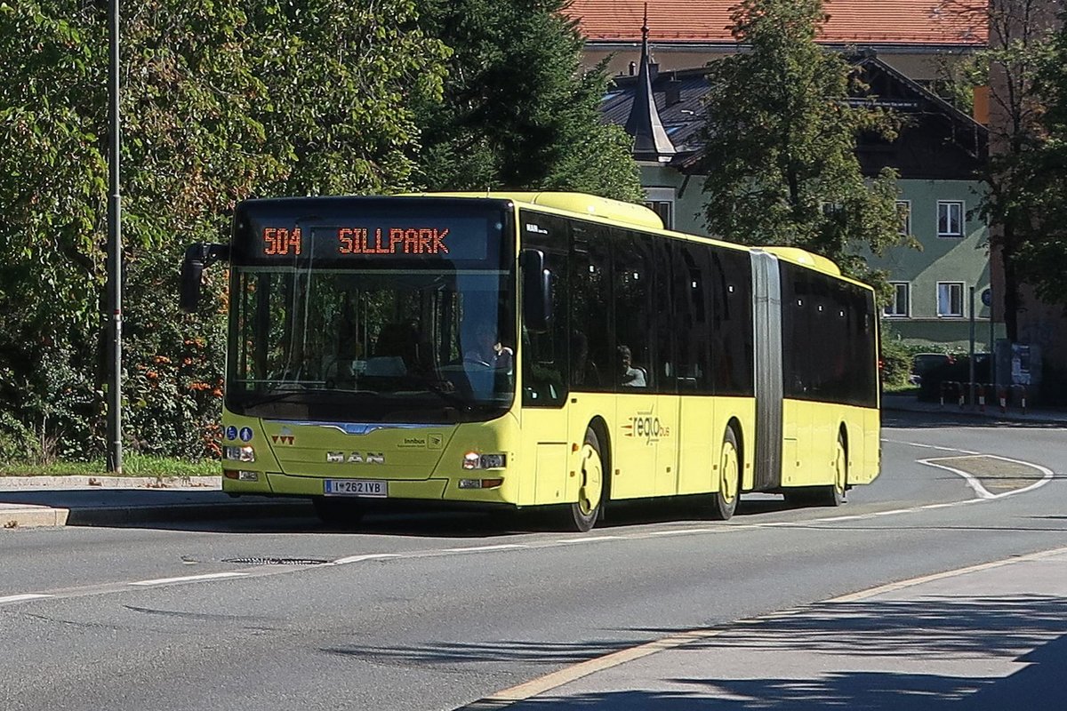 MAN Niederflurbus 3. Generation (Lion's City) Bus Nr. 262 der Innbus Regionalverkehr GmbH, einer Tochtergesellschaft der Innsbrucker Verkehrsbetriebe und Stubaitalbahn GmbH, ist als Linie 402 wegen der Sperre des Rennwegs anläßlich der Rad-WM in der Reichenauerstraße unterwegs, mit Ziel Sillpark. Aufgenommen 26.9.2018.