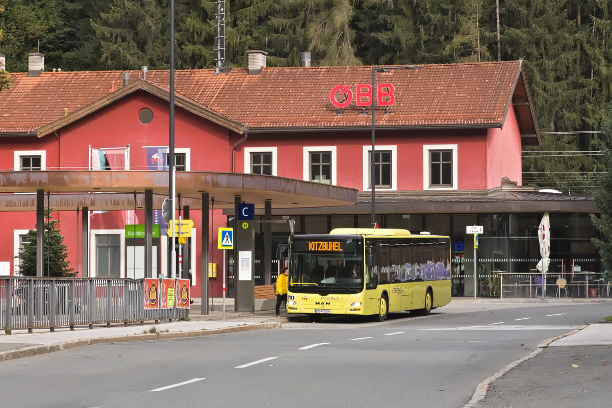 MAN Niederflurbus 3. Generation (Lion's City) von Postbus (BD-13354) am Bhf. Kitzbühel. Aufgenommen 2.10.2020.