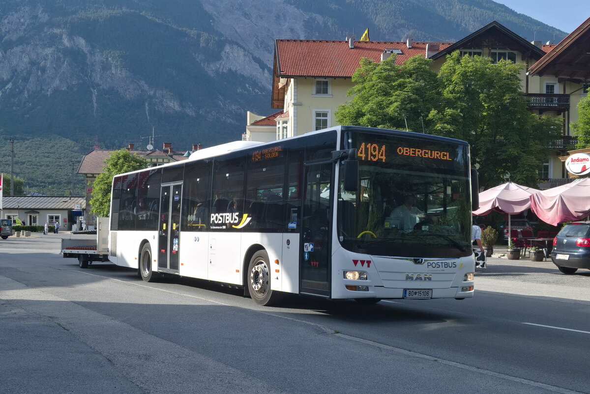 MAN Niederflurbus 3. Generation (Lion's City) mit Fahrradanhänger von Postbus (BD-15106) als Lnie 4194 in Ötztal-Bahnhof, Bahnhofstraße. Aufgenommen 15.6.2021.