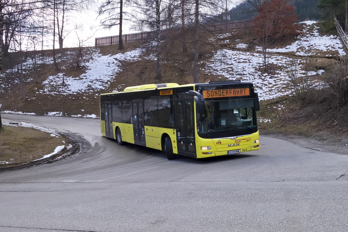 MAN Niederflurbus 3. Generation (Lion's City) von Deutschmann (Bus 8, IL-311MW) als Skibus Schlick Sonderfahrt in Fulpmes, Tschaffinis Umgebung. Aufgenommen 7.3.2024.