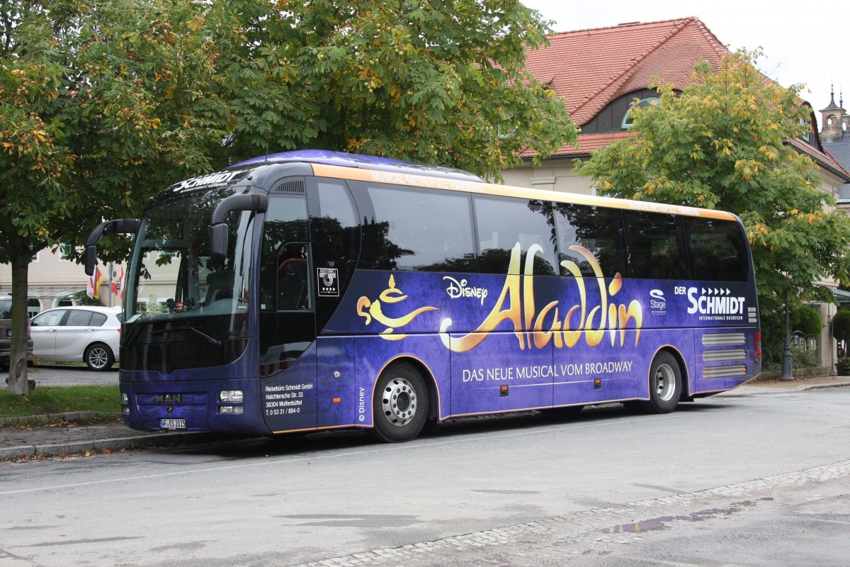 MAN Reisebus der Fa. Schmidt mit Musical Werbung  Aladdin  am 23.9.2015 am Schloß Pillnitz bei Dresden.