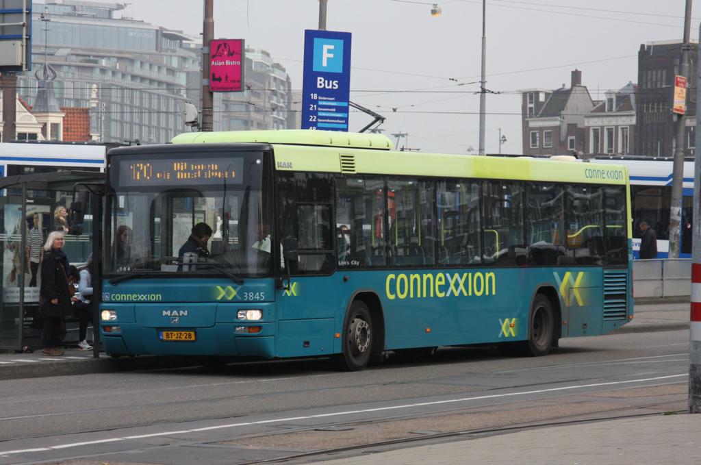 MAN Stadtbus der Fa. Connexxion am 28.10.2014 auf dem Busbahnhof vor dem Centraal Bahnhof in Amsterdam.