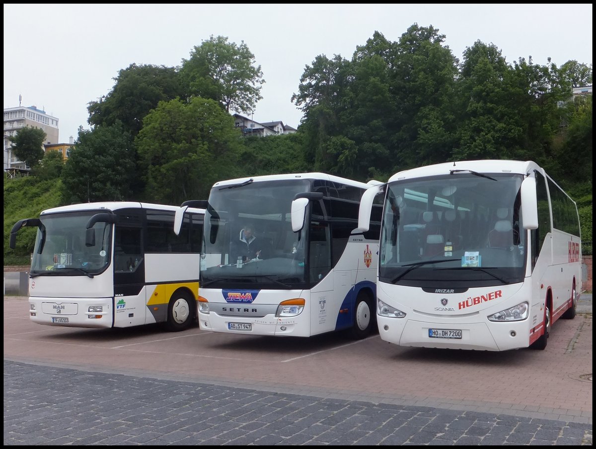 MAN ÜL 353 der Verkehrsbetriebe Teltow-Fläming und Setra 415 GT-HD von Stewa aus Deutschland und Scania Irizar von Hübner aus Deutschland im Stadthafen Sassnitz am 31.05.2014