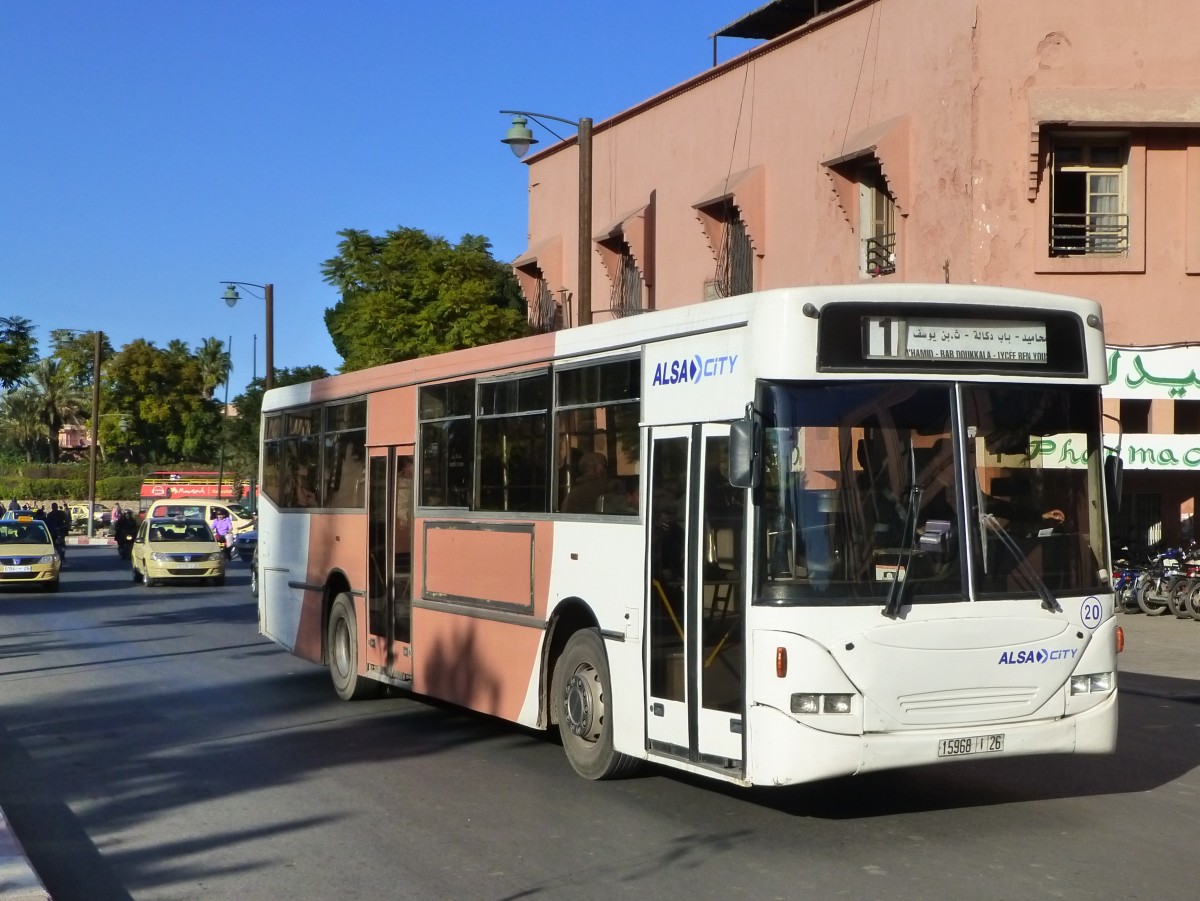 Marrakesch, bei der Koutoubia, ALSA City Scania der Linie 1: Jamaa el Fna - Rouidate, 01.01.2015
