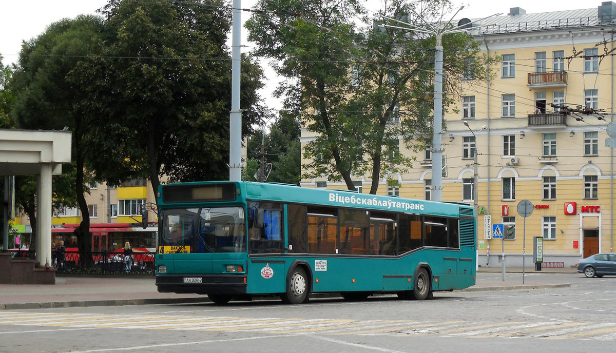 MAZ-103 ist an der Endstation der 4. Route. Vitebsk, Bahnhofsplatz, 3. September 2017