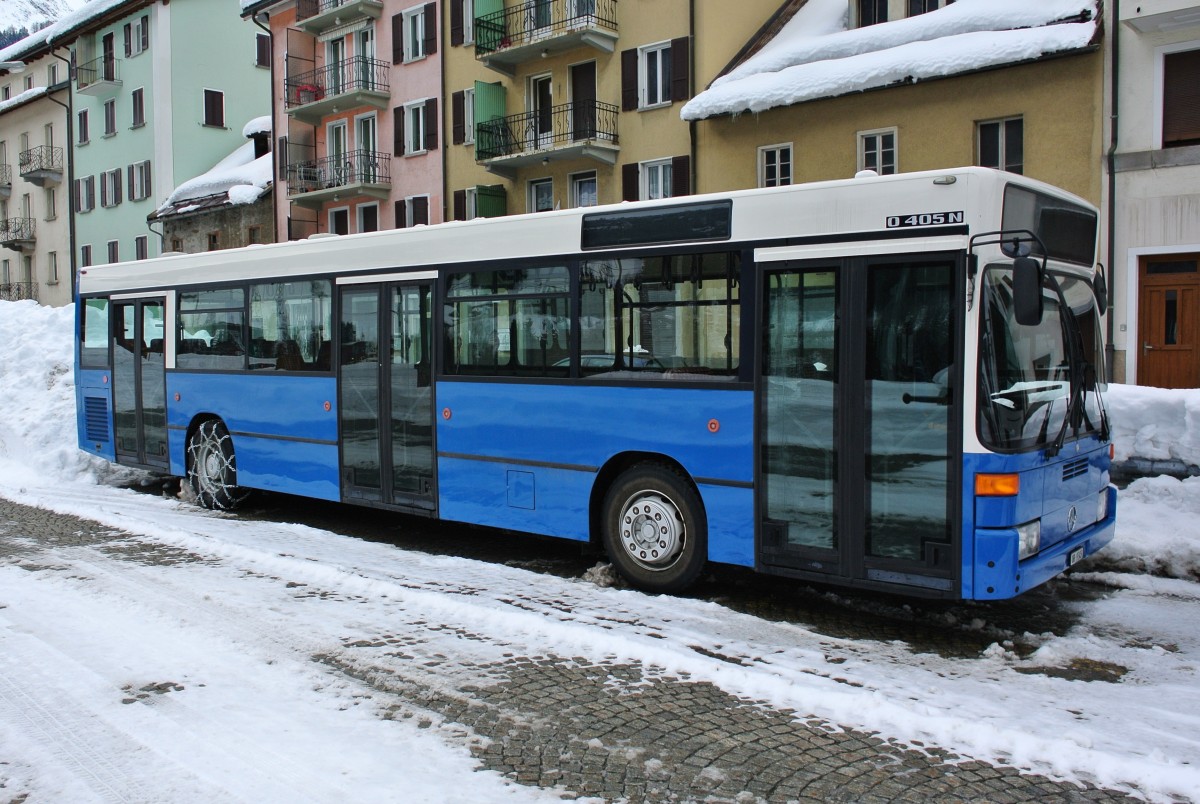 MB 405 N ex. Luzern mit Schneeketten beim Bahnhof Airolo, 16.02.2015.

