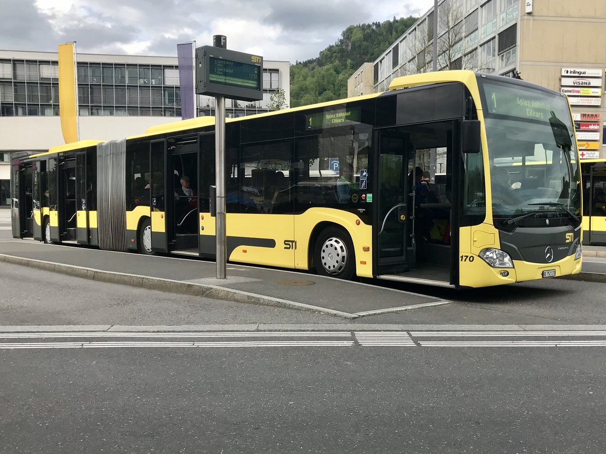 MB C2 Gelenkbus Nr. 170 von der STI am 26.4.18 auf dem Bahnhofplatz Thun beim auf die Abfahrt warten.