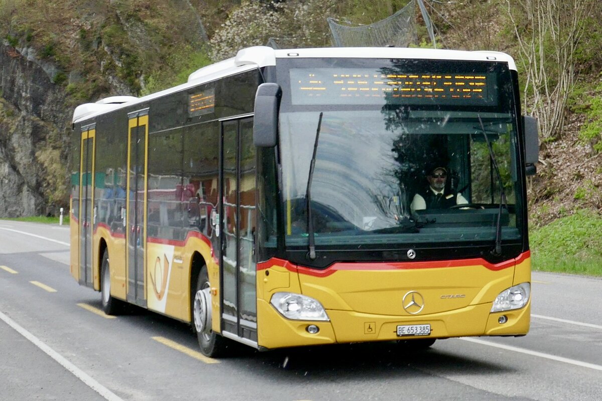 MB C2 hybrid '11683' der PostAuto Regie Aeschi als Bahnersatz nach Interlaken Ost am 23.4.23 kurz vor Wilderswil.