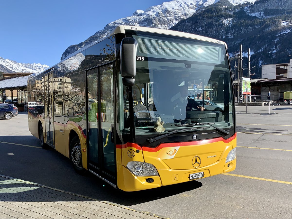MB C2 K hybrid 22 '11213'  BE 868 722  vom PU Fkück Reisen, Brienz am 8.4.21 bei der Ankunft beim Bahnhof Meiringen.
