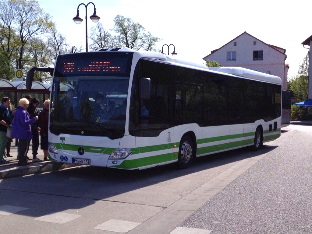 MB C2 LE Ü PM-RB 151 der VGB auf Linie 588 am Bad Belziger Busbahnhof, 23.04.15