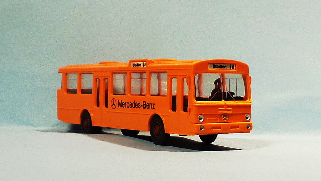MB O 305, 1:87, Stadtbus, orange, Werbung: Mercedes-Benz, Linie 8, Ziel: Stadion, Wiking, Foto vom 24.2.2016
